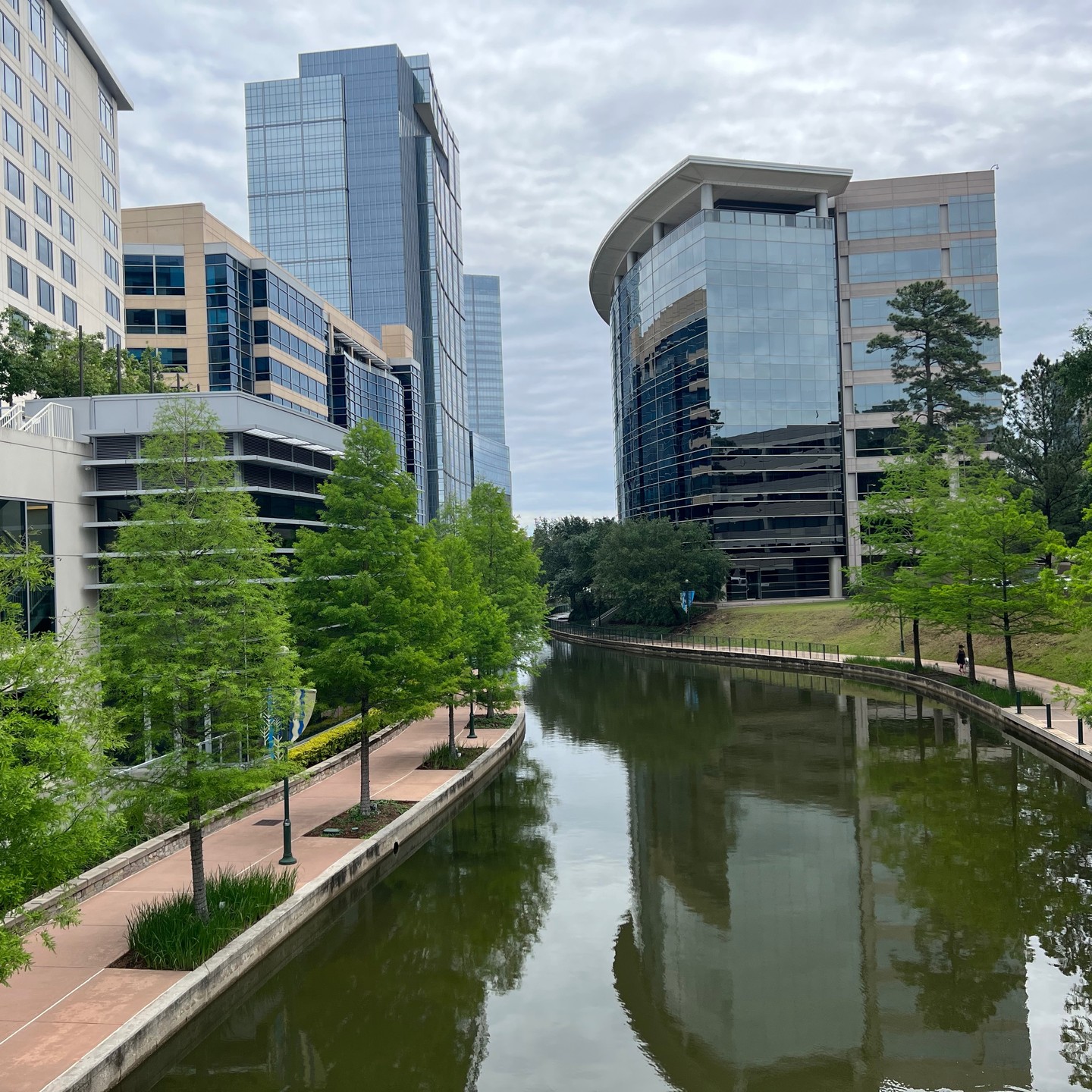 Welcome to the @visitthewoodlands ... Quick shakeout swim and bike check-in before the race tomorrow
